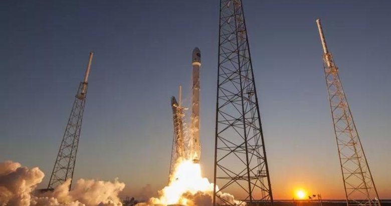 SpaceX ilk insanlı uçuşunu gerçekleştirdi