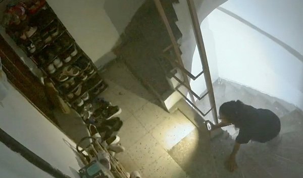 Manisa’da ayakkabı hırsızı güvenlik kameralarına yakalandı: Beğendiklerini çaldı!