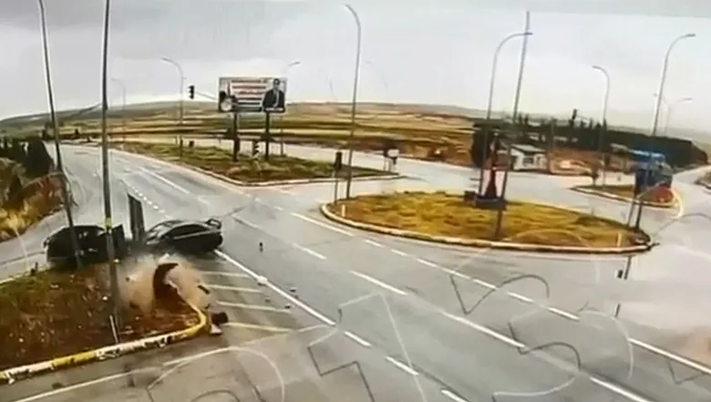 Kütahya’da dehşet anlar! İki otomobil kavşakta çarpıştı! Ölü ve yaralılar var