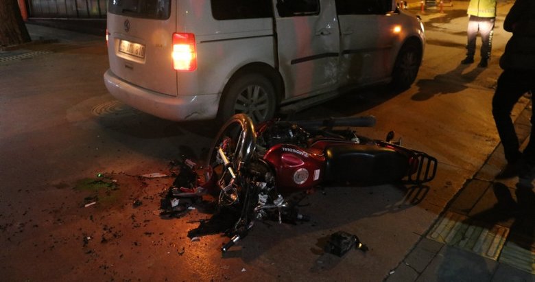 Manisa’da otomobille çarpışan motosikletli hastanelik oldu!