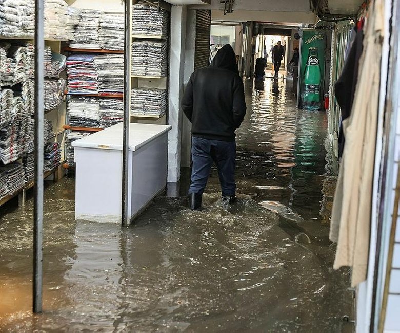 Kemeraltı Çarşısı’nda hep aynı çile! Esnaf tepkisini kağıttan gemi yüzdürerek gösterdi