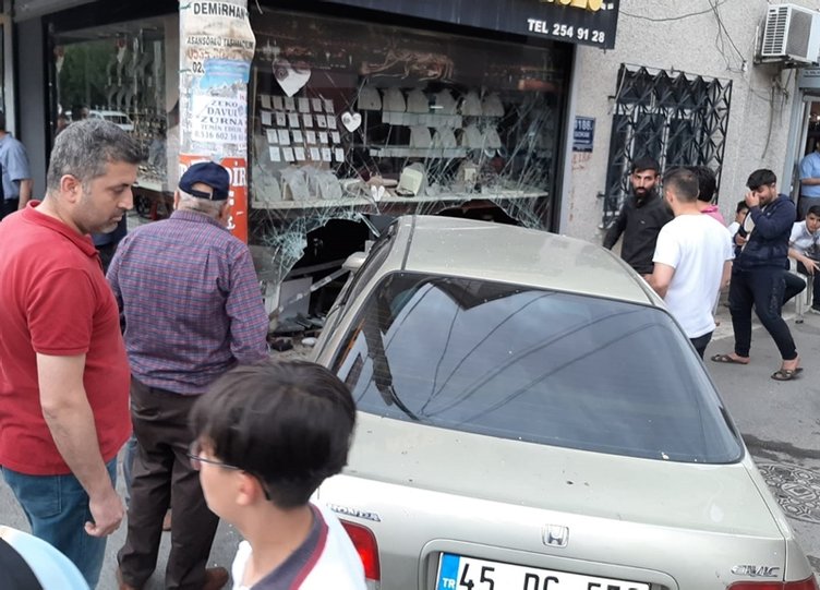 İzmir’de kontrolden çıkan otomobil kuyumcu dükkanına girdi
