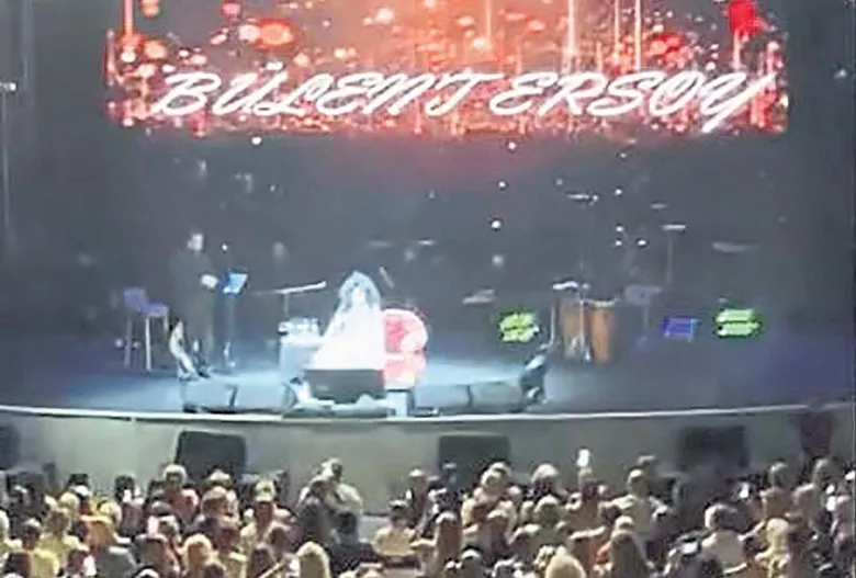 divayi-konserde-cildirttilar-1787601320834.jpeg