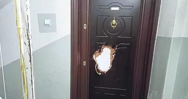 Komşunun kapısını matkapla deldi