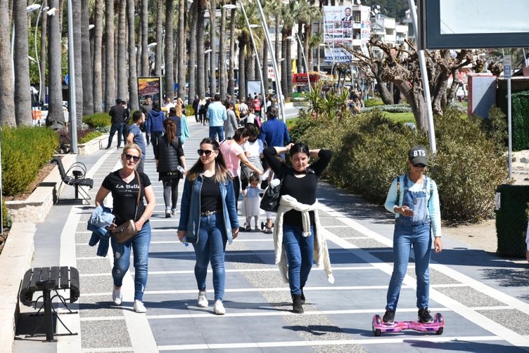 Marmaris’te mart güneşi keyfi! Herkes sahillere akın etti...