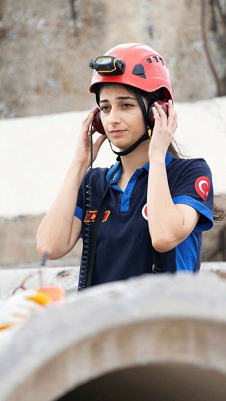 Enkaz altından kurtarılan Simge itfaiyeci oldu