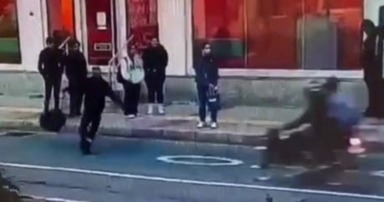 Şaşkına çeviren olay! İzmir’de yolda yürüyen şahıs yanından geçen motosiklete çantayla vurup düşürdü
