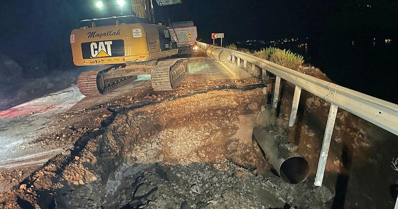 Bodrum’da değişmeyen manzara: İsale hattı patladı, yol çöktü