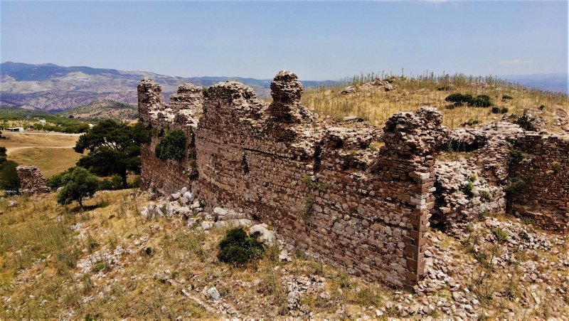 Manisa’daki 800 yıllık tarihi kale yok olma tehlikesi ile karşı karşıya