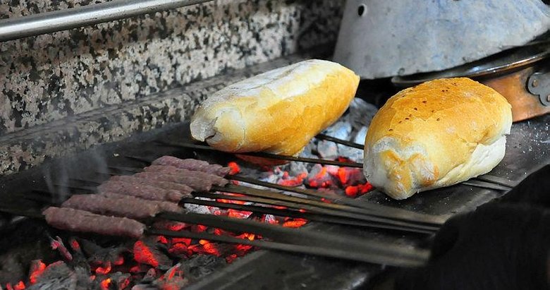 3 asırlık Manisa kebabı ekmek arasına girdi