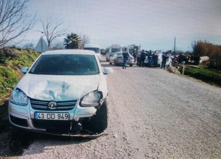İzmir’de Ödemiş’te iki otomobil çarpıştı