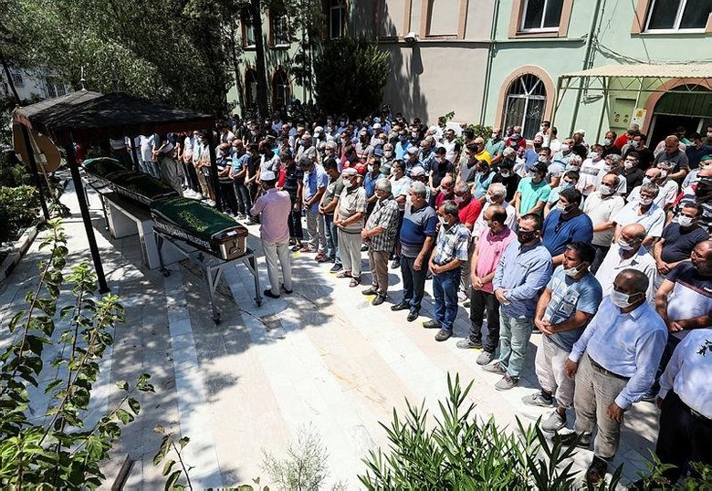 İzmir’de batan teknede ölen anne ve iki çocuğunun cenazesi defnedildi