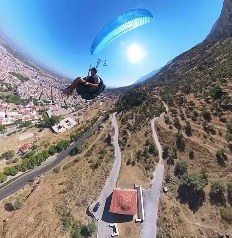 Yamaç paraşütü ile tarihi kaleye iniş