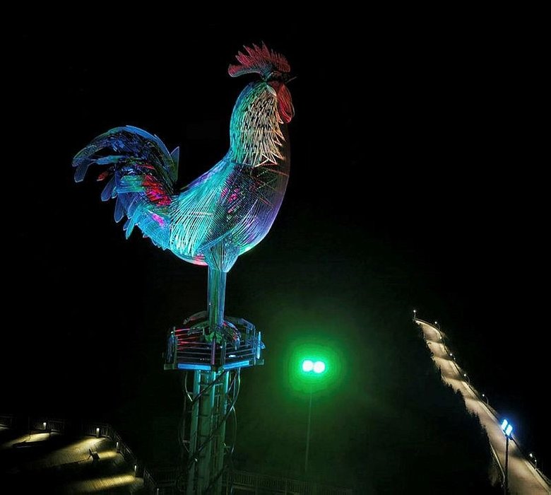 Dev horoz heykeli Azerbaycan’ın renklerine büründü