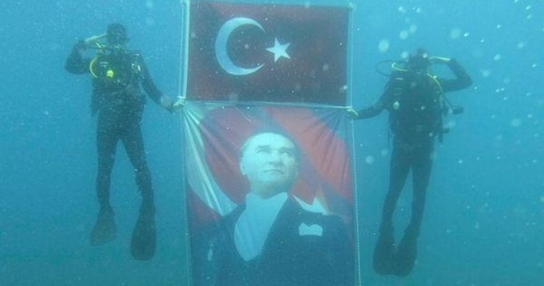İzmir’de Jandarma SAK timi, 30 Ağustos Zafer Bayramı’nı su altında kutladı