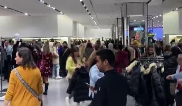 İzmir’de indirim izdihamı! Uzun kuyruklar oluştu, kavgalar çıktı