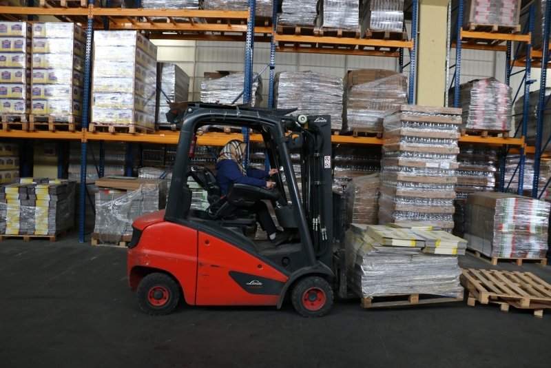 Manisa Da Kadin Forklift Operatoru Erkeklere Tas Cikariyor