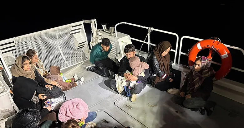 İzmir’de göçmen operasyonu! 5’i çocuk 13 kişi yakalandı