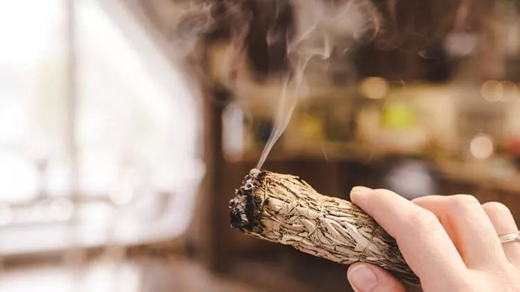 Evinizdeki negatif enerjiden kurtulmak için bu tütsüleri deneyin!