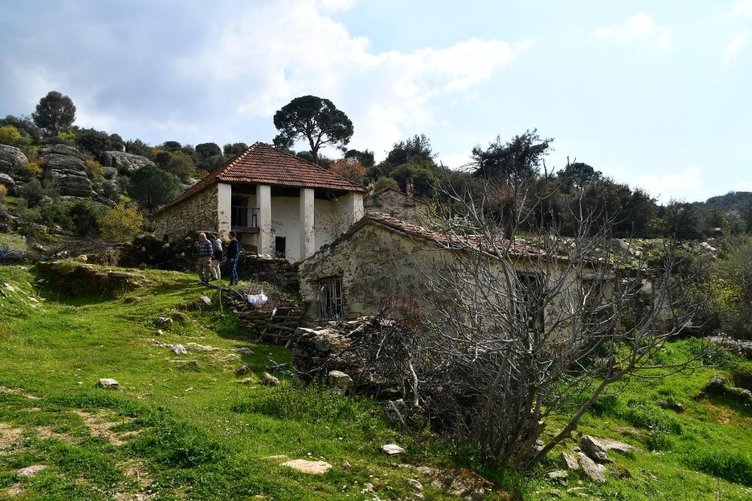 Ege’de terkedilen hayalet köy zamana direniyor!