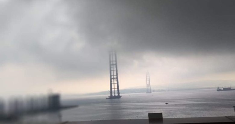 Yıldırımın düşme anı 1915 Çanakkale Köprüsü’nün 318 metrelik köprü ayağından görüntülendi