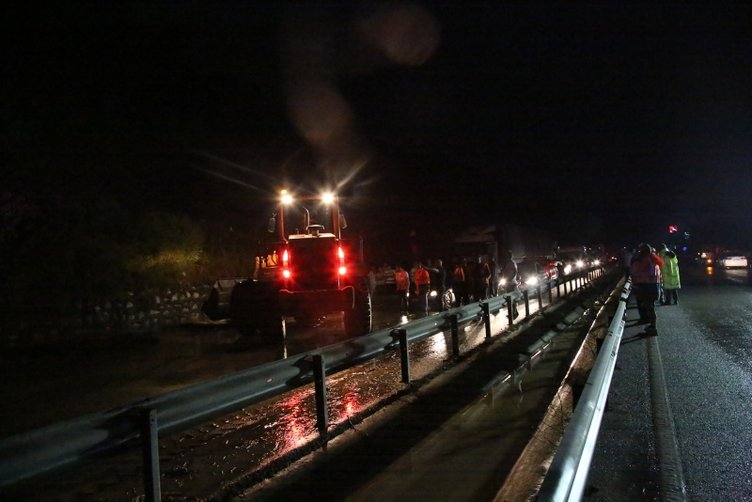 İzmir-Manisa yolu heyelan nedeniyle ulaşıma kapandı