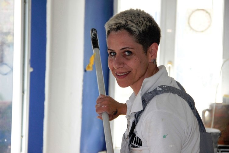 Muğla’da üst düzey yöneticiliği bırakan kadın boyacı oldu