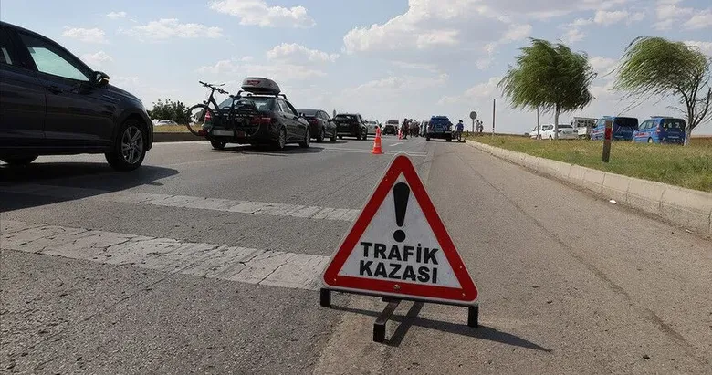 Kütahya’da feci kaza: Park halindeki tırın dorsesine çarpan otomobil hurdaya döndü, 1 yaralı