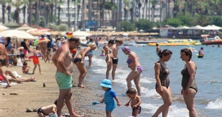 Sıcak havada bunalan tatilciler plaja akın etti