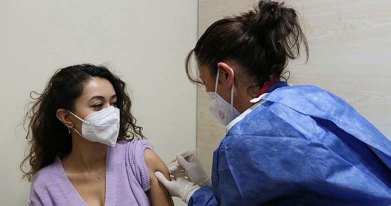 İzmir’de Kovid-19 savaşçıları aşıyla moral buldu