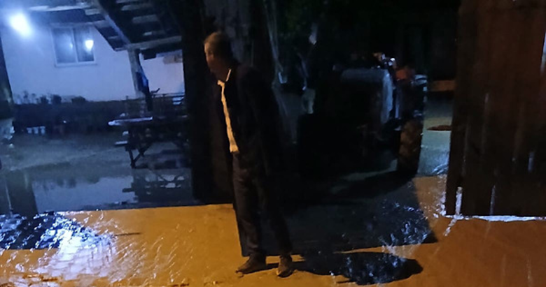 Evler suların altında kaldı! Şiddetli yağış olumsuz etkiledi