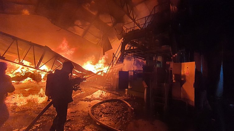 Manisa’da halı fabrikası alev alev yandı