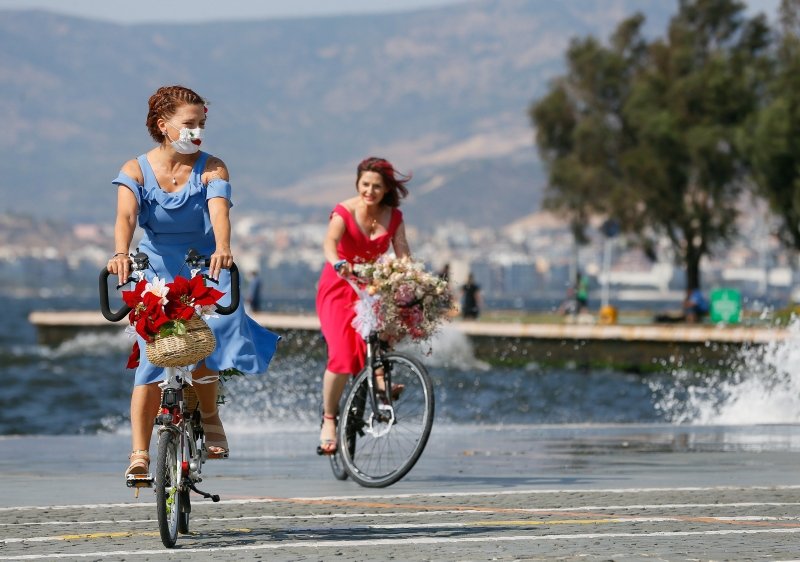 Süslü Kadınlar Bisiklet Turu İzmir’de yapıldı