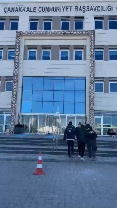 Çanakkale’de 79 kaçak göçmen ile 2 insan taciri yakalandı