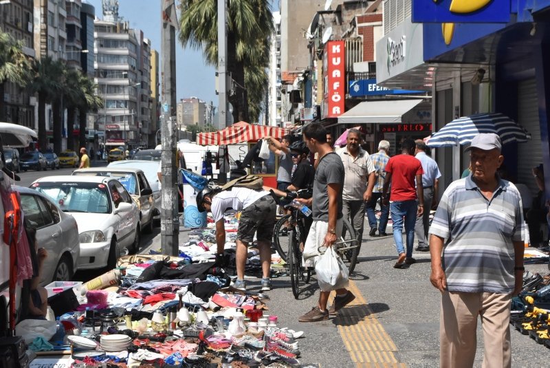 İzmir’de ’ne alırsan 1 tl’ pazarına yoğun ilgi