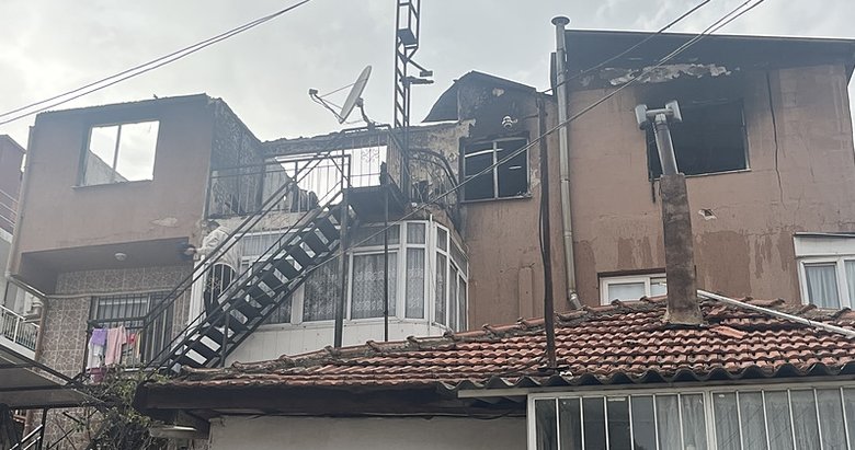 Nedeni belli değil: İzmir’de 3 katlı binanın çatı katında yangın