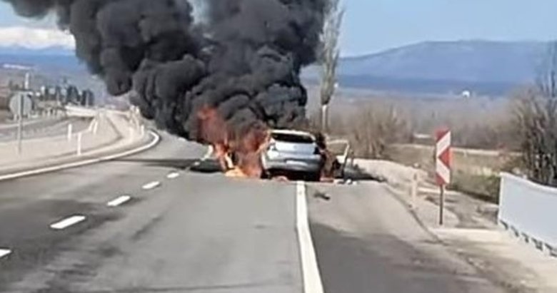 Kütahya’da seyir halindeki otomobil alev alev yandı