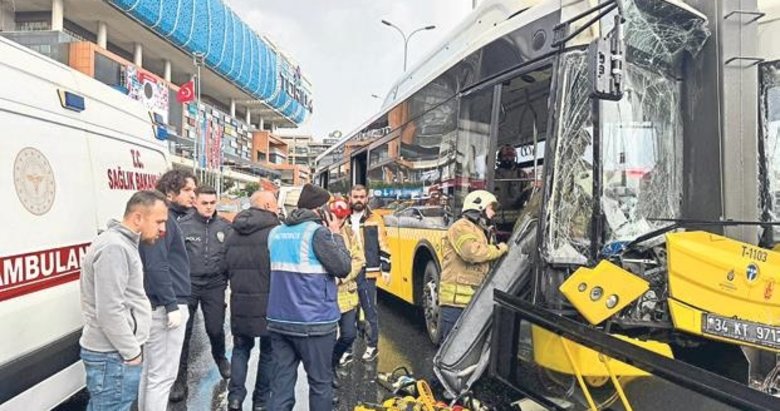 İETT otobüsü direğe çarptı: 8 kişi hastanelik