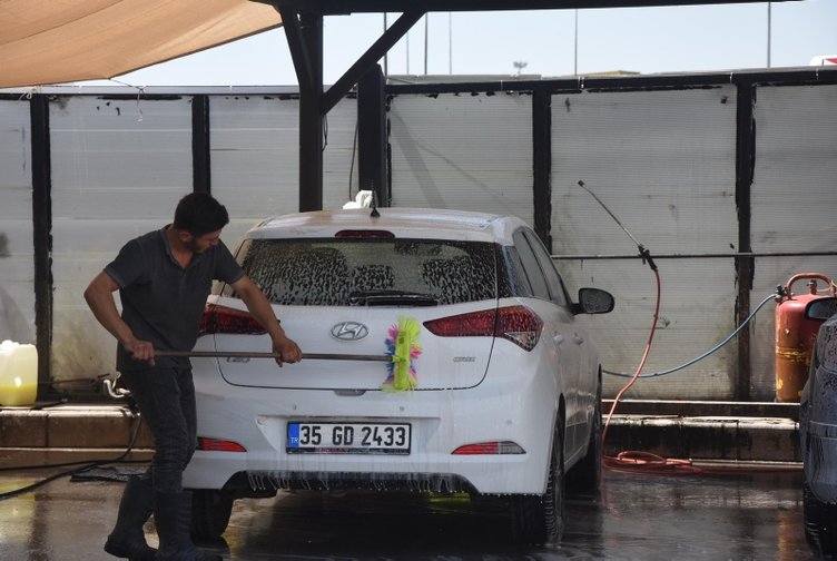 İzmir’e çamur yağdı! Yıkamacılarda kuyruklar oluştu