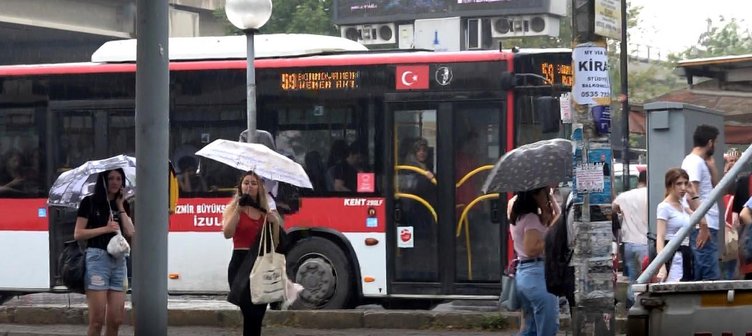 İzmir’de bölgesel sağanak yaşamı olumsuz etkiledi