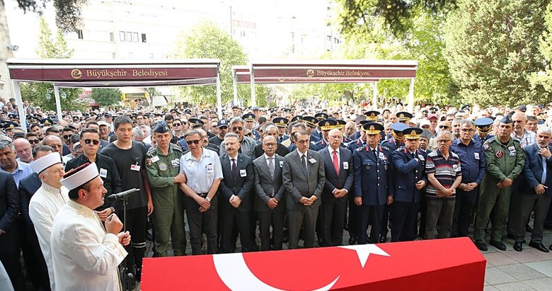Kahraman pilotlar gözyaşlarıyla uğurlandı