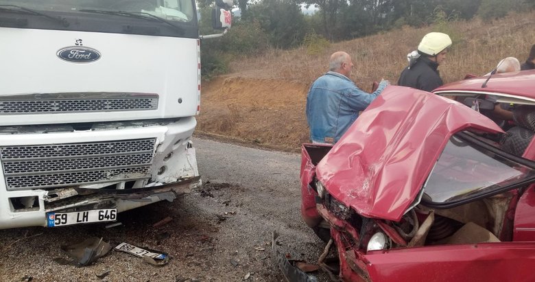 Süt tankeri ile otomobil kafa kafaya çarpıştı! Yaşlı kadın feci şekilde can verdi!