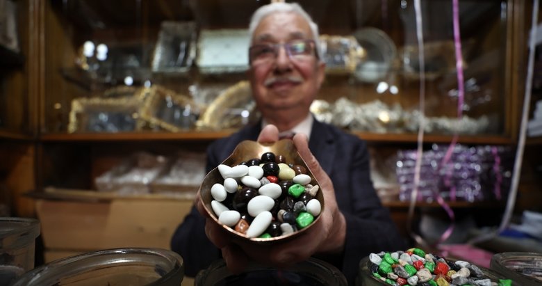 Balıkesirli Şekerci Orhan 9 metrekarelik dükkanında yarım asrı devirdi