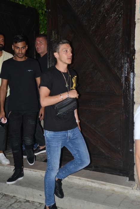 Mesut Özil’den İzmir’de çiçek satıcılarına tepki