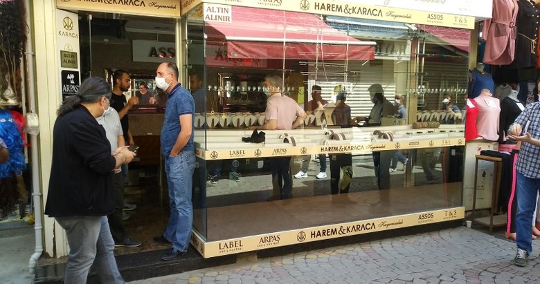 İzmir Kemeraltı Çarşısı’ndaki soygun anbean kaydedildi