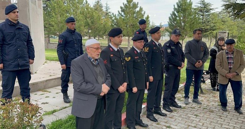 Afyonlu şehit kabri başında tören ve dualarla anıldı