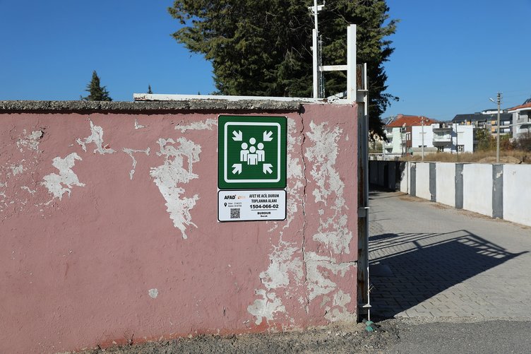 İzmir’de olası afet durumları için kaç toplanma alanı var? Belirlenen toplanma alanları nereden öğrenilir?