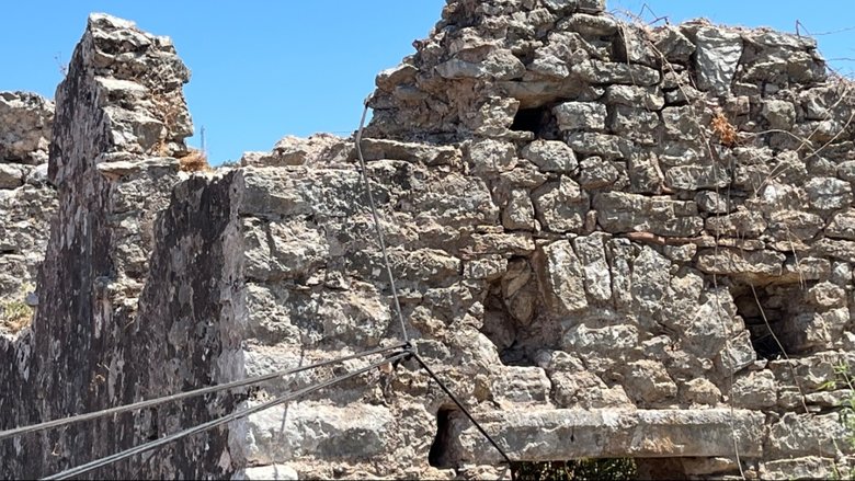 Marmaris’te tarihe ihanet! Tekneleri tarihi kiliseye bağladılar