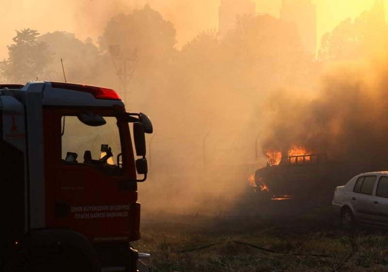İzmir Bornova’da yediemin otoparkındaki araçlar alev alev yandı! Yangın sigara izmaritinden mi çıktı?