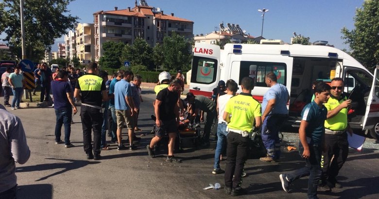 İzmir’de motosiklet ile servis minibüsü çarpıştı: 1 ağır yaralı
